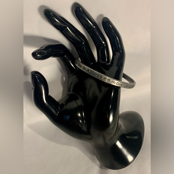 One Day at a Time Bracelet - Picture 4 of 4